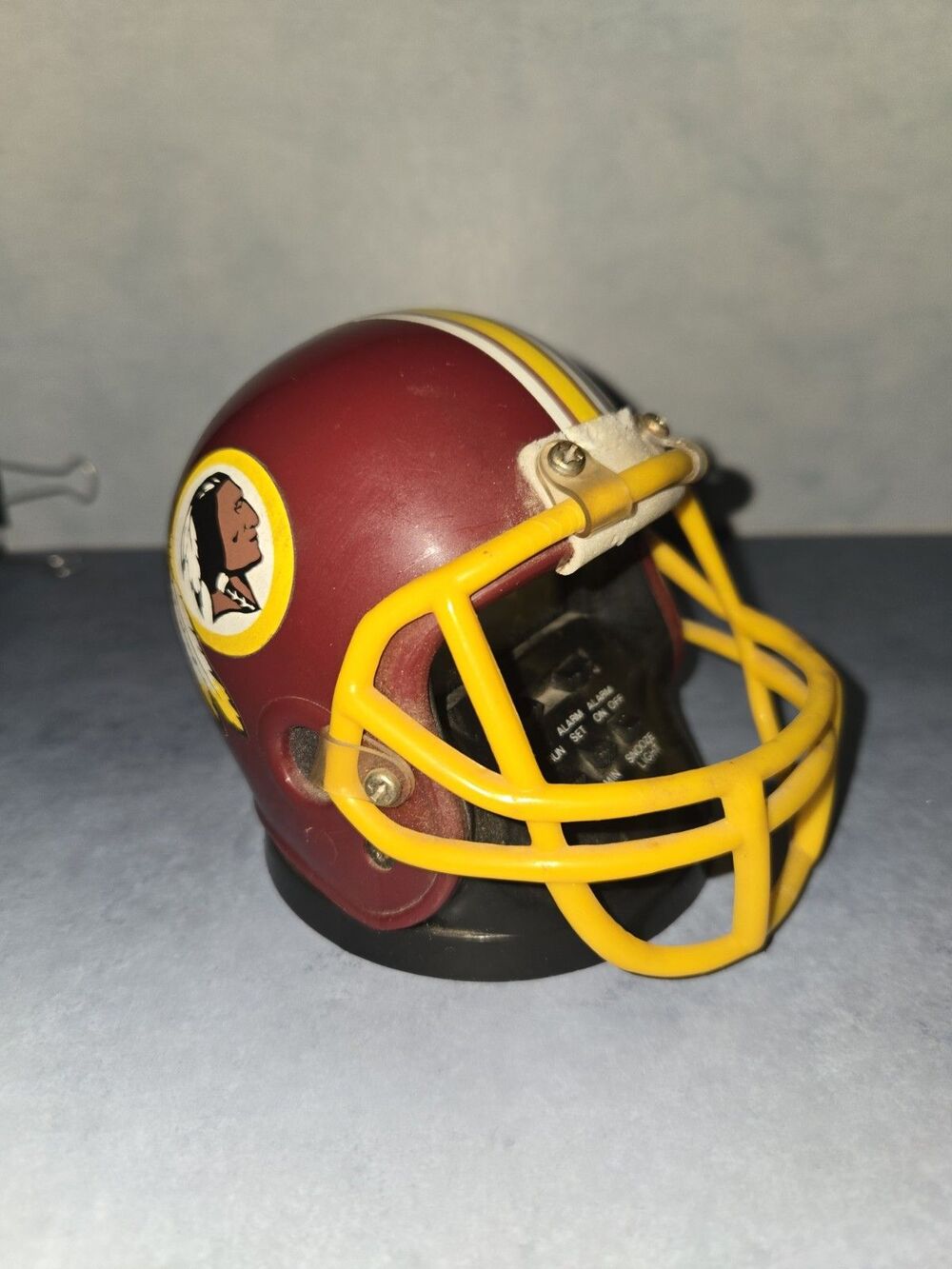 Vtg.  1980s Washington Redskins Mini Helmet Bulova Digital Alarm Clock (T-BB)